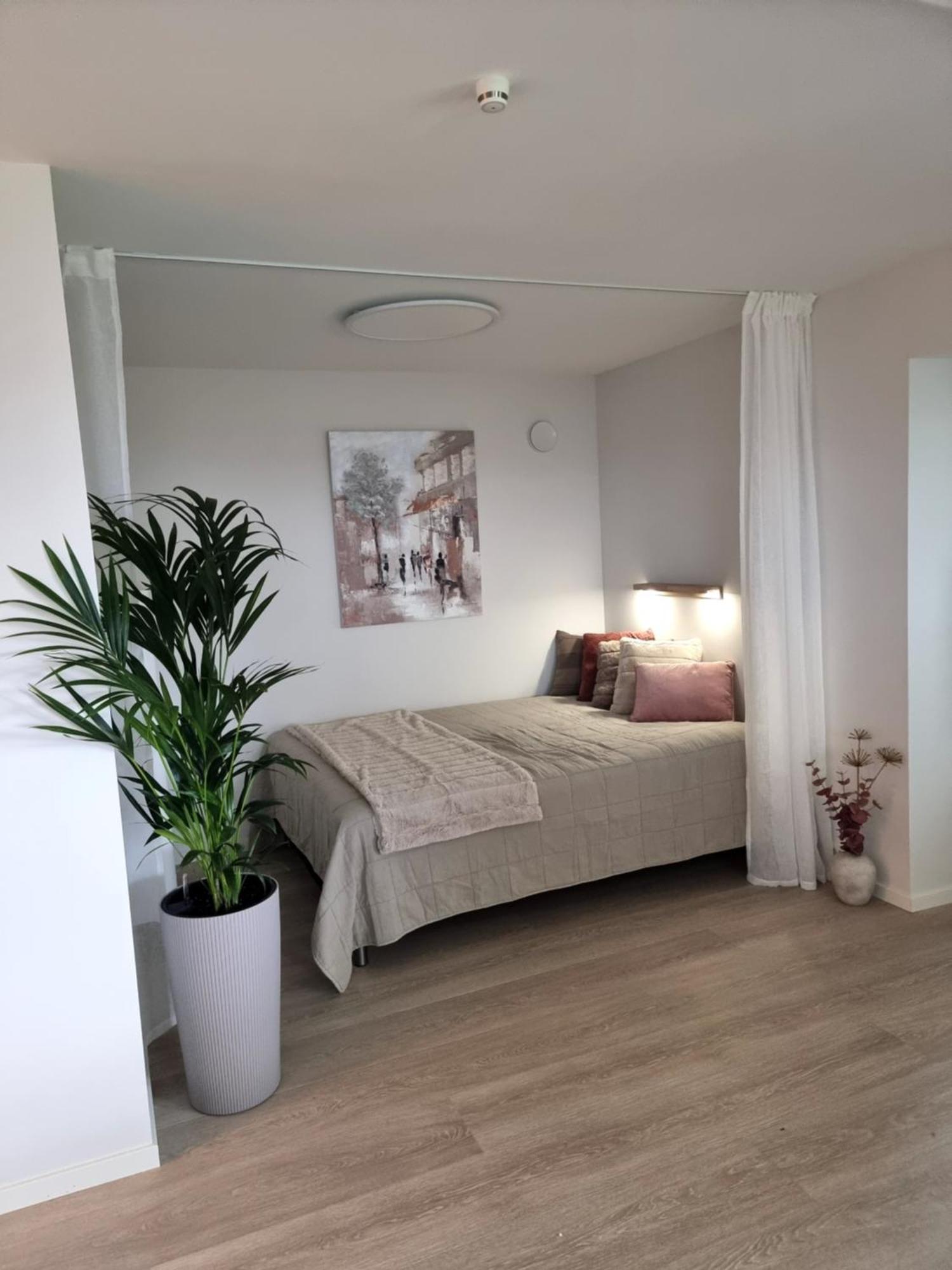 New Renovated Near The Airport With 3 Double Beds Apartment *