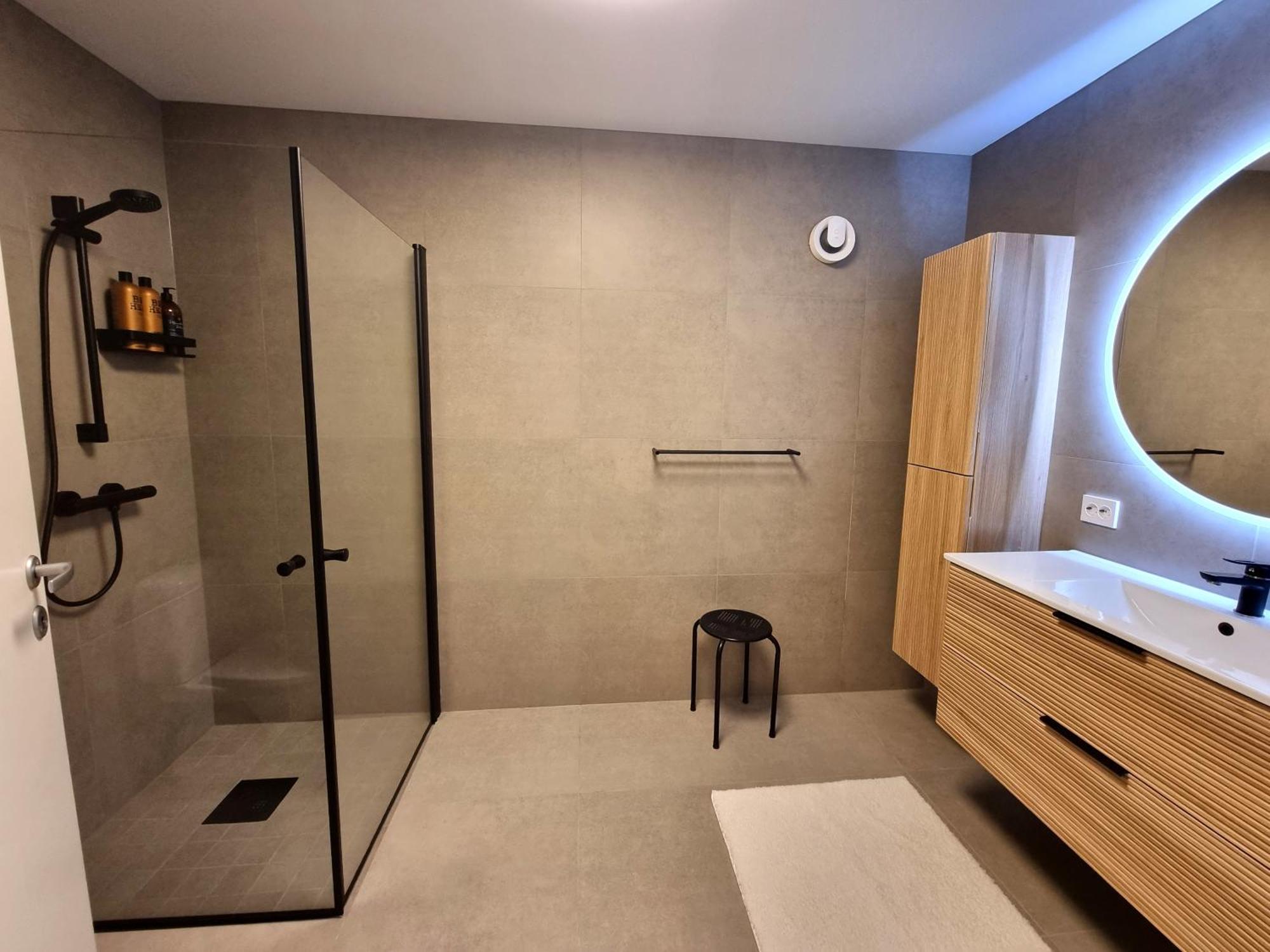 New Renovated Near The Airport With 3 Double Beds Apartment *